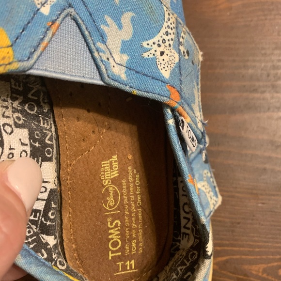 Disney TOMS - Picture 2 of 4